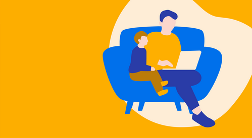 Parent et son enfant sur un canapé