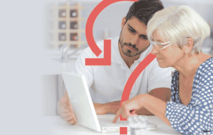 Proche aidant une femme âgée devant un ordinateur portable